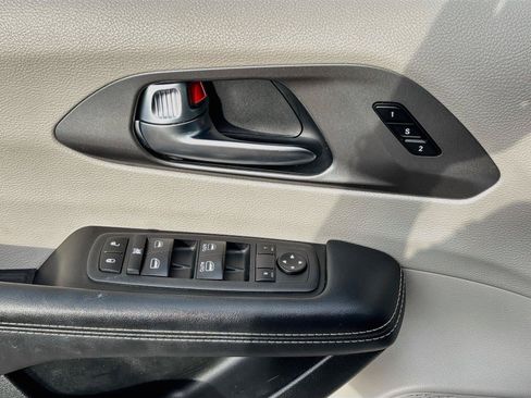 Used 2023 Chrysler Pacifica Touring-L FWD image 17