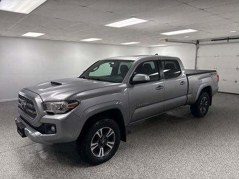 Used 2017 Toyota Tacoma TRD Sport image 3