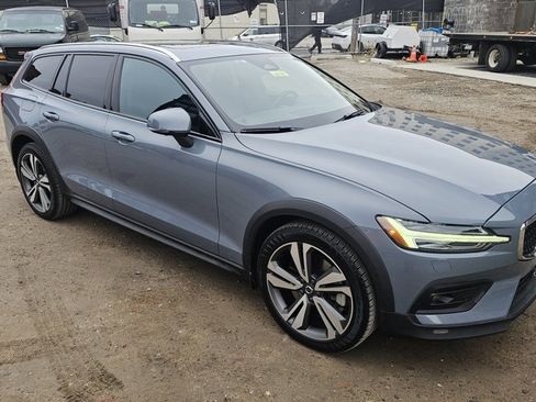 Used 2023 Volvo V60 B5 Cross Country Plus w/ Climate Package image 5
