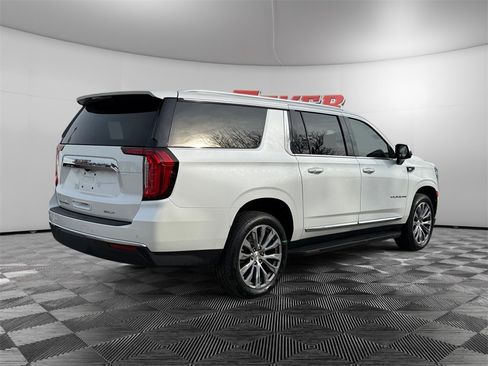Used 2022 GMC Yukon XL SLT w/ SLT Premium Package image 5