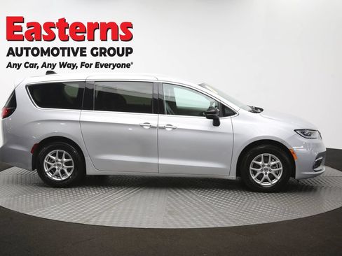 Used 2024 Chrysler Pacifica Touring-L FWD image 47