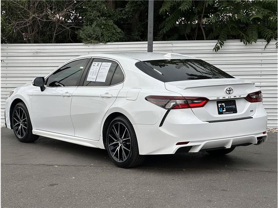 Used 2023 Toyota Camry SE FWD image 3