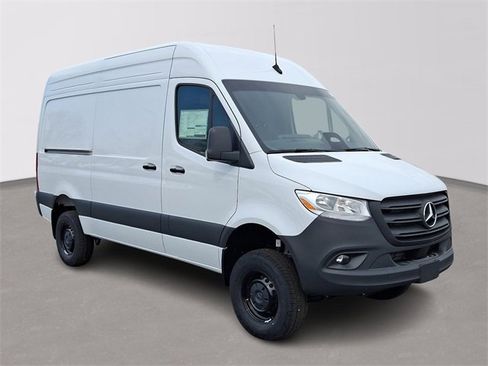 Used 2025 Mercedes-Benz Sprinter 2500 image 3