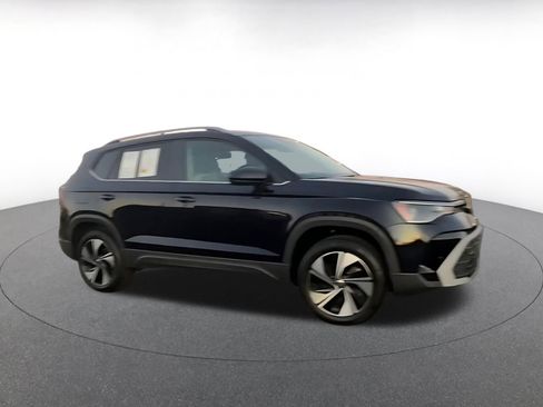 Used 2025 Volkswagen Taos SE image 2