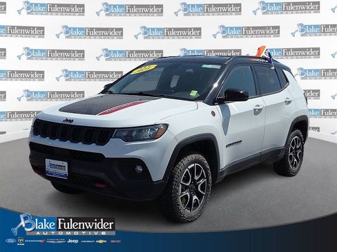 Used 2025 Jeep Compass Trailhawk AWD/4WD image 1