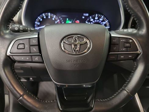 Used 2020 Toyota Highlander XLE FWD image 25