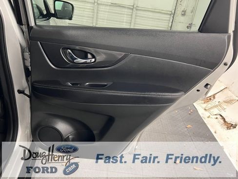 Used 2017 Nissan Rogue SV w/ SV Premium Package image 34