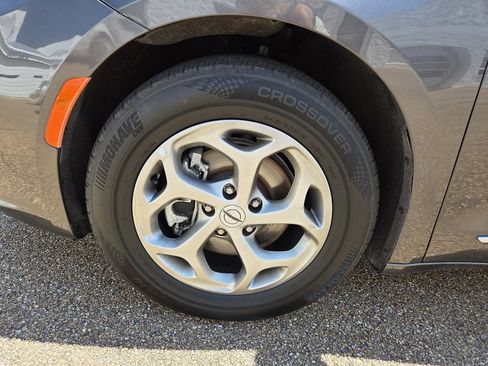Used 2023 Chrysler Pacifica Limited FWD image 33