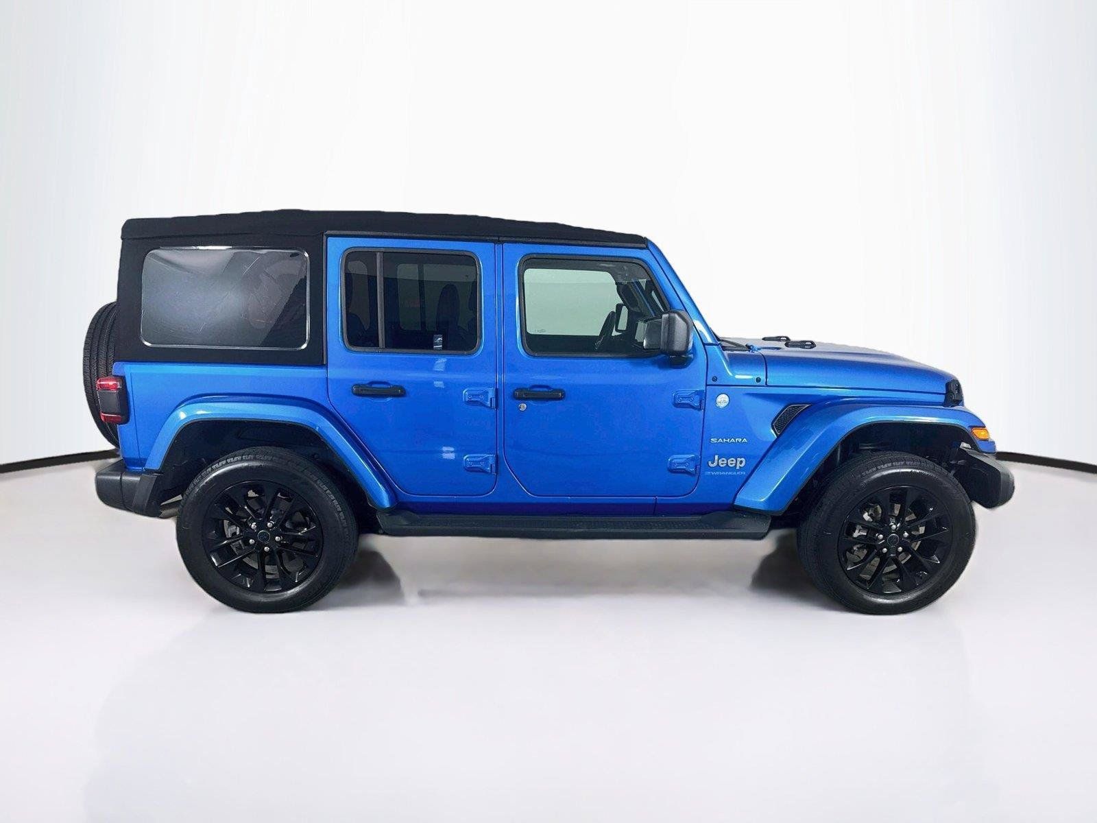 Used 2024 Jeep Wrangler Unlimited Sahara w/ Technology Group AWD/4WD image 7