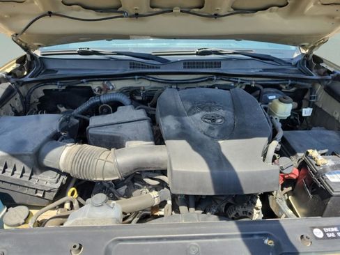 Used 2016 Toyota Tacoma TRD Sport image 10