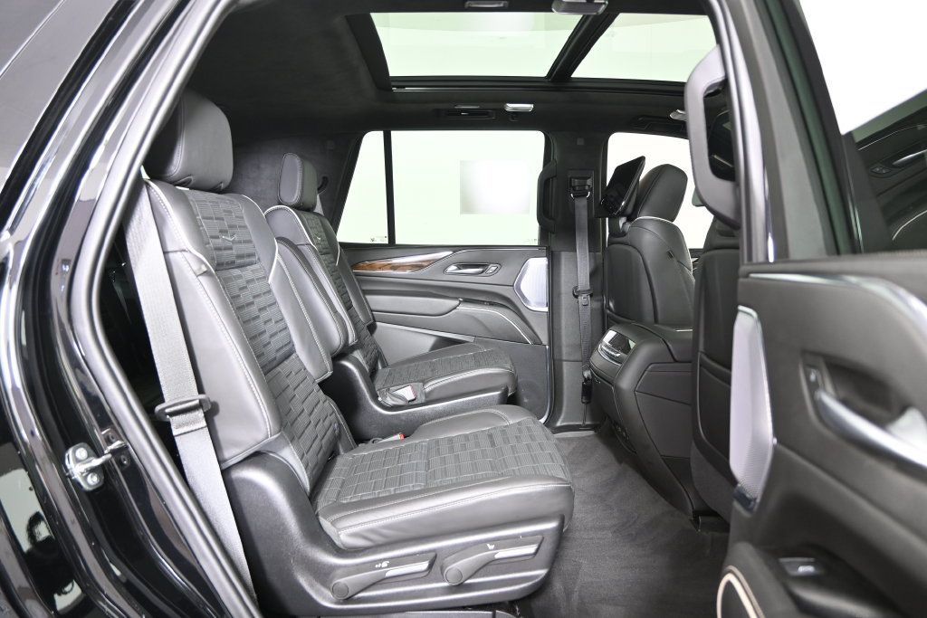 Used 2024 Cadillac Escalade Sport Platinum w/ LPO, ONYX Package AWD/4WD image 16
