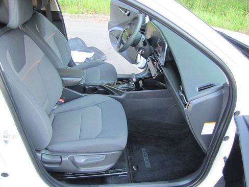 Used 2024 Kia Niro LX FWD image 16
