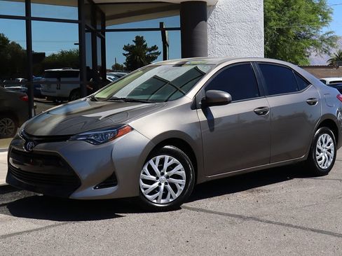 Used 2018 Toyota Corolla LE w/ Carpet Mat Package (TMS) FWD image 2