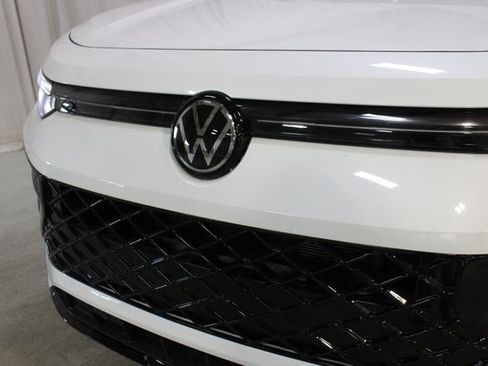 New 2026 Volkswagen Tiguan SE R-Line image 33