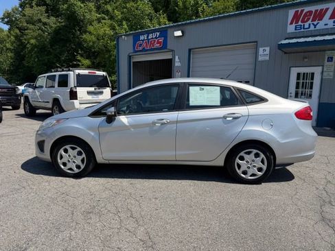 Used 2013 Ford Fiesta SE FWD image 2