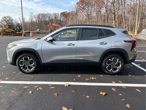 Used 2024 Chevrolet Trax LT w/ Driver Confidence Package image 5