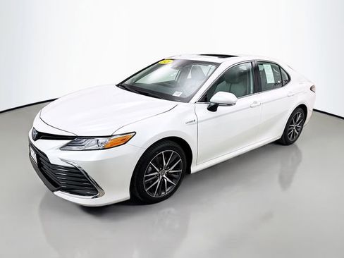 Used 2021 Toyota Camry XLE w/ Navigation Upgrade Package image 3