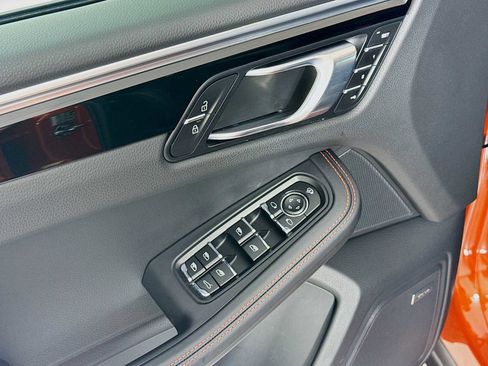 Certified 2025 Porsche Macan AWD/4WD image 11