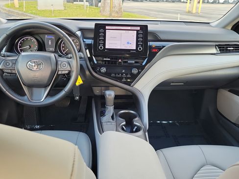 Used 2024 Toyota Camry SE image 10