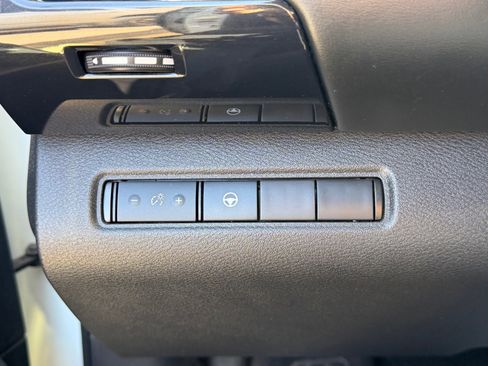 Used 2022 Nissan Pathfinder SV w/ SV Black Package FWD image 11