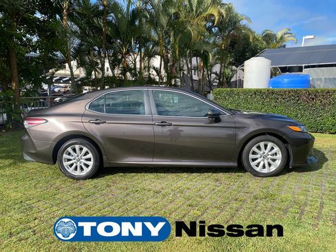 Used 2018 Toyota Camry LE FWD image 8