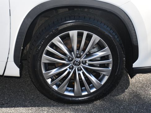 Used 2021 Toyota Highlander Platinum image 24