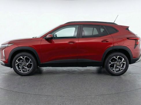 Used 2025 Chevrolet Trax LT w/ LT Convenience Package image 5