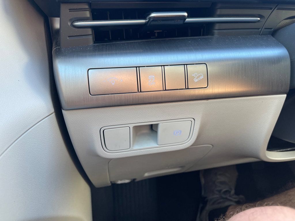 Used 2025 Hyundai Kona SEL FWD image 18