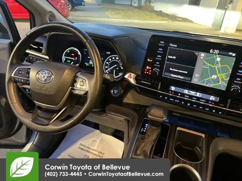 Used 2024 Toyota Sienna Limited image 14