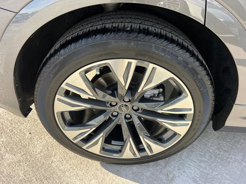 Used 2025 Audi Q8 Premium image 17