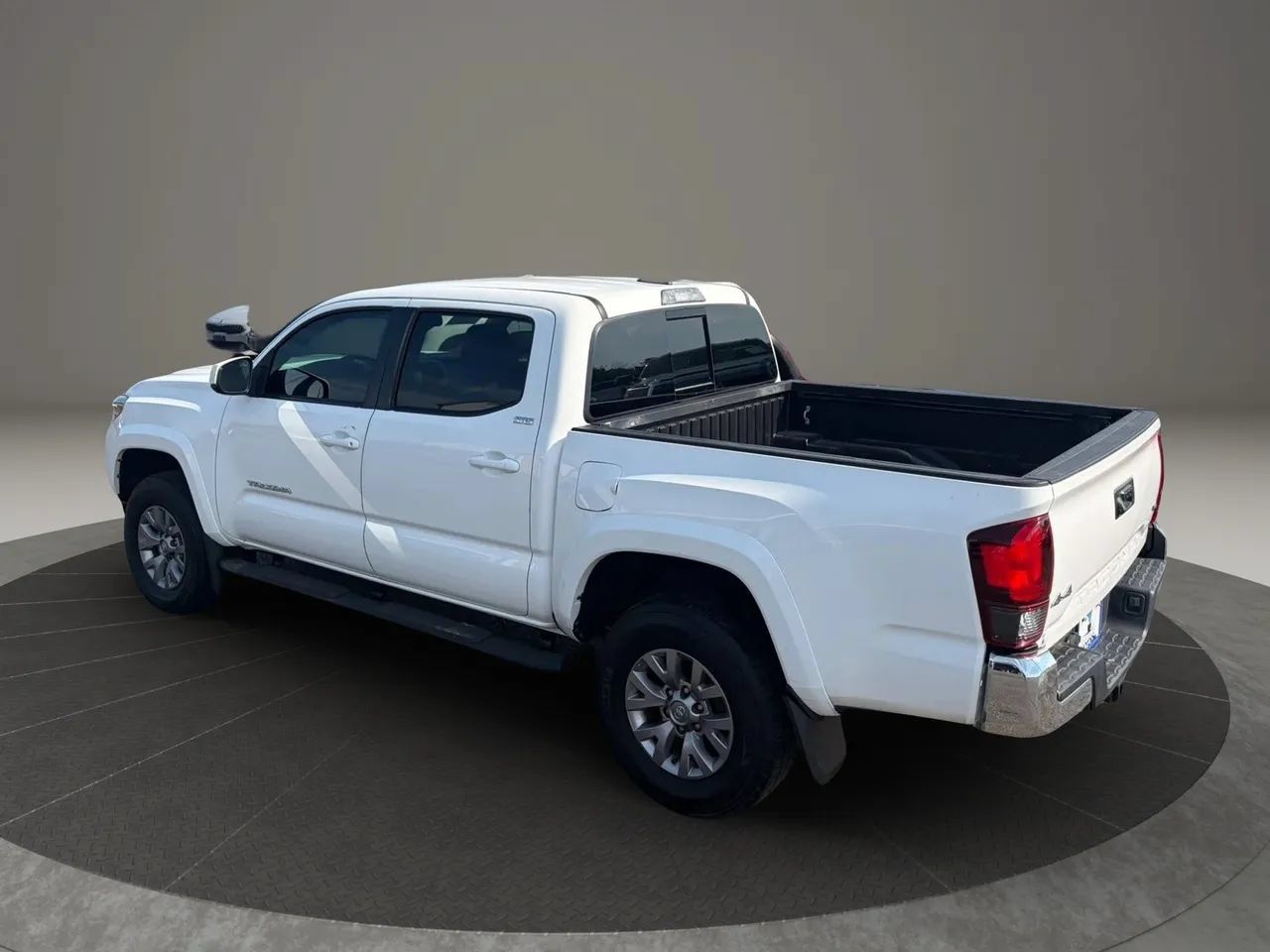Used 2019 Toyota Tacoma SR5 AWD/4WD image 3