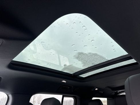 Used 2023 Land Rover Defender 130 X-Dynamic SE image 10