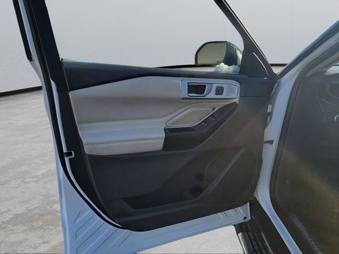 Used 2020 Ford Explorer Platinum w/ Premium Technology Package image 9