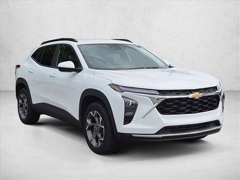 Used 2026 Chevrolet Trax LT FWD image 3