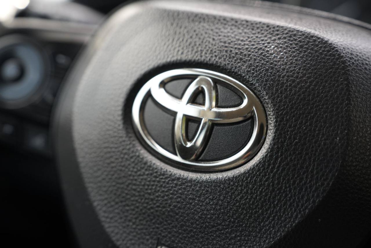 Used 2020 Toyota Corolla LE FWD image 18