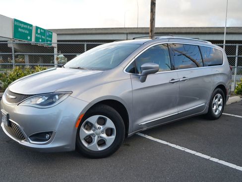 Used 2017 Chrysler Pacifica Touring-L Plus image 3