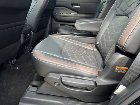 Used 2025 Nissan Pathfinder Platinum AWD/4WD image 8