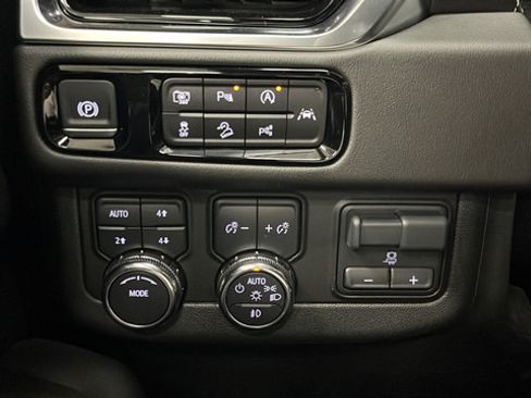 Used 2025 GMC Yukon XL Elevation w/ Elevation Premium Package AWD/4WD image 34