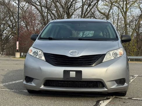 Used 2015 Toyota Sienna L image 2