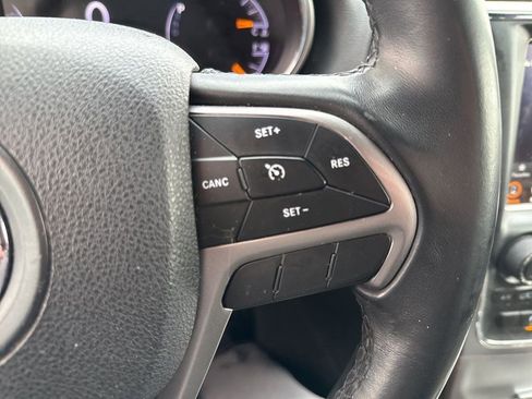 Used 2018 Jeep Grand Cherokee Laredo image 13