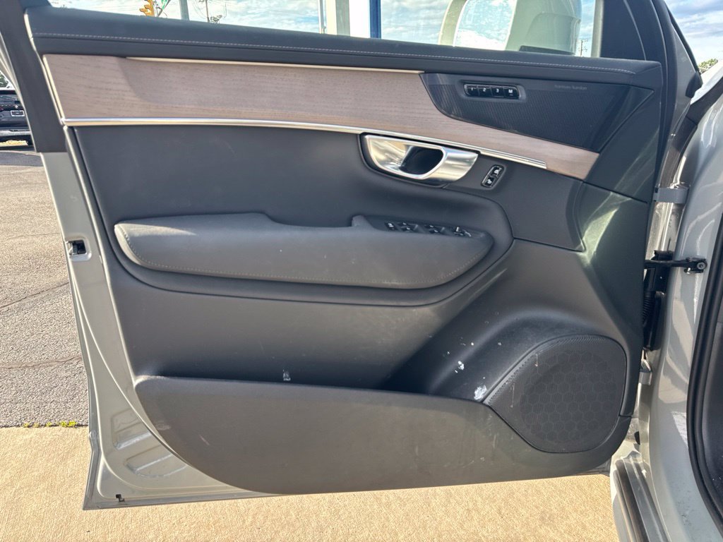 Used 2025 Volvo XC90 B6 Plus w/ Protection Package Premier AWD/4WD image 9