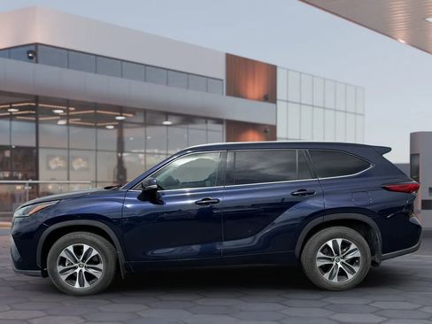 Used 2021 Toyota Highlander XLE AWD/4WD image 5