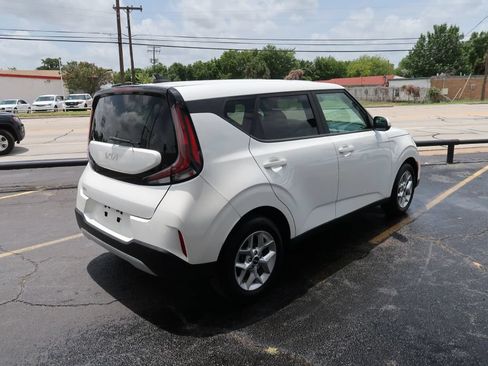 Used 2023 Kia Soul LX w/ Option Group 015 FWD image 3