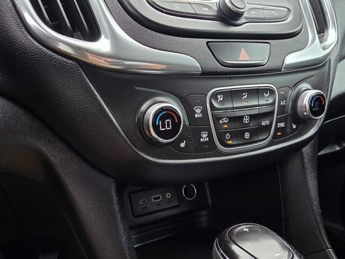Used 2020 Chevrolet Equinox LT image 18