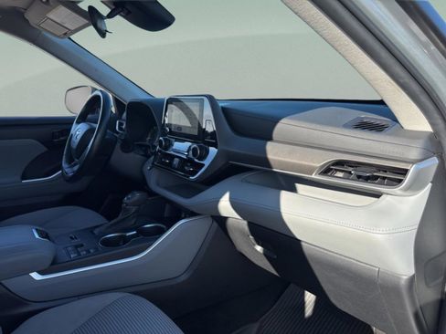 Used 2023 Toyota Highlander LE image 39