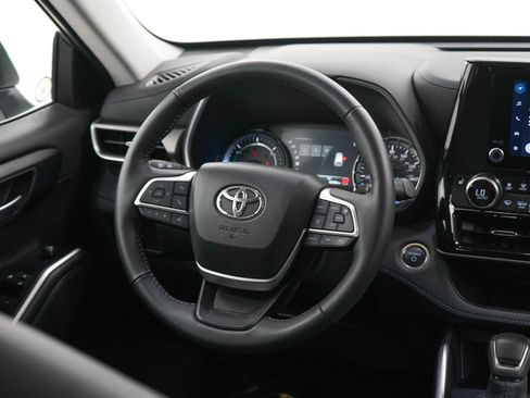 Used 2025 Toyota Highlander XLE AWD/4WD image 15