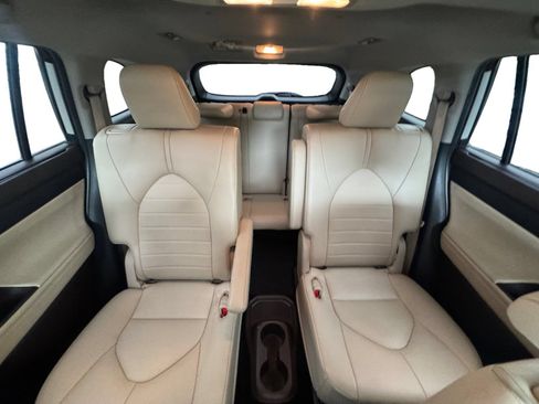 Used 2022 Toyota Highlander XLE FWD image 17
