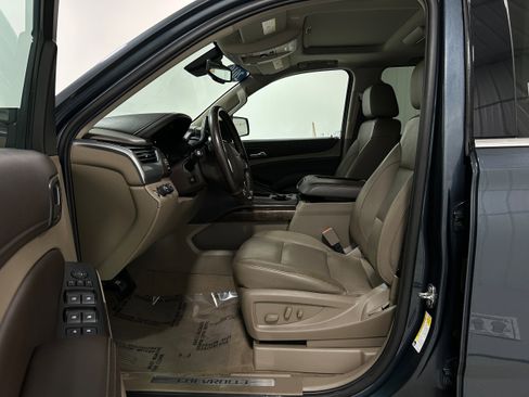 Used 2019 Chevrolet Suburban LT image 4