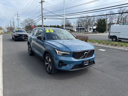 Certified 2025 Volvo XC40 B5 Plus AWD/4WD image 6