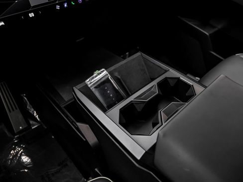 Used 2024 Tesla Cybertruck AWD Crew Cab image 27